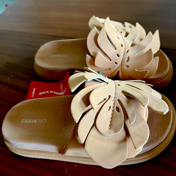 FARM Rio Shoes - NWT FARM Rio Monstera Anatomic Slide Sandal — size 8